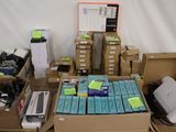 de nombreuses boîtes contenant du matériel électronique posées sur une table dans une pièce