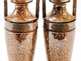 deux vases posés l'un à côté de l'autre sur une table
