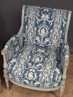 Paire de bergères en bois laqué gris de style Directoire. (photo 2)