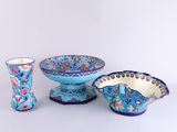 trois bols et un vase posés sur une table blanche