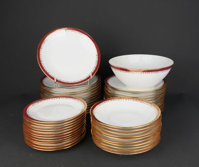 un lot de six assiettes plates blanches et dorées à bordure rouge