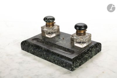 deux flacons de parfum posés sur un socle en marbre