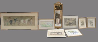 de nombreuses photos encadrées et une horloge posée sur la table
