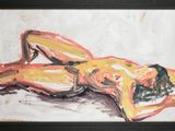 une image représentant une femme nue allongée sur le sol
