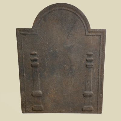 Plaque de cheminée en fonte de forme quadrangulaire, le haut…