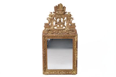 un miroir posé sur une surface blanche