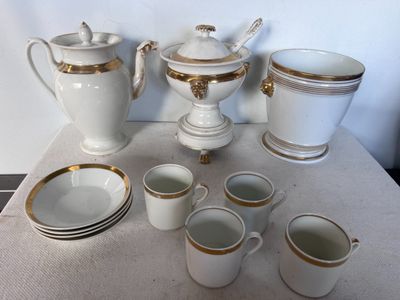 beaucoup de vaisselle blanche et dorée sur la table