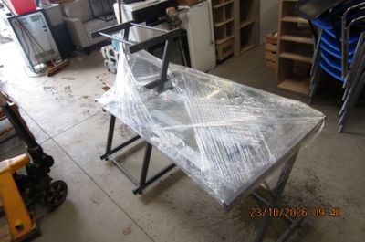 une photo d'un établi dans un garage recouvert de film plastique
