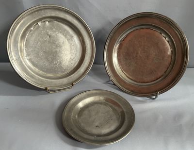 trois assiettes en argent avec des anses, sur fond blanc