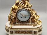 une horloge posée sur une table