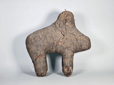 Boli. Imposante figure d'autel en bois, terre et "charge". B…