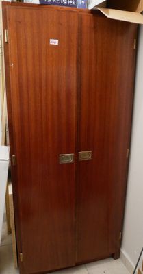 un grand meuble en bois dans le coin d'une pièce