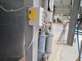 une machine qui se trouve au milieu d'un bâtiment