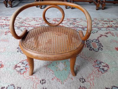 une chaise en bois posée sur un tapis dans une pièce