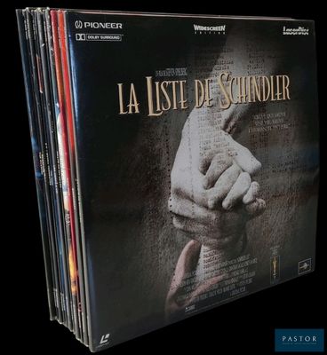 Les jaquettes des DVD du film « La Luste de Schindler » sont empilées les unes sur les autres.