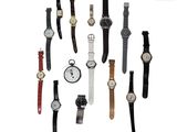 de nombreuses montres posées les unes à côté des autres sur une surface blanche