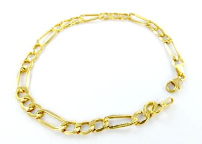 gros plan d'un bracelet en chaîne en or sur fond blanc