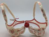 une paire de soutiens-gorge à motifs floraux rouges et blancs, ornés de nœuds