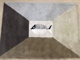 un tapis avec un poisson dessiné dessus, posé par terre