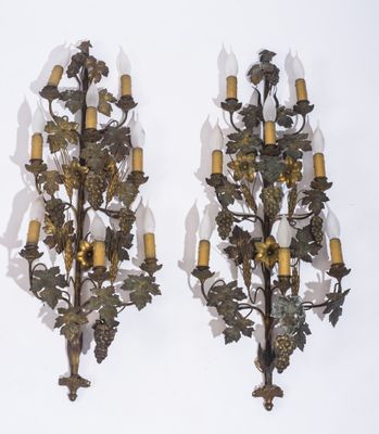 une paire d'appliques murales anciennes ornées de grappes de raisin et de feuilles