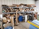 une pièce avec beaucoup de boîtes et de cartons sur les étagères
