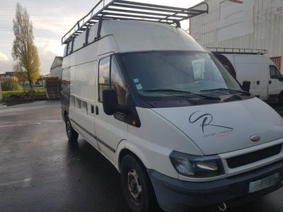une camionnette blanche garée dans un parking
