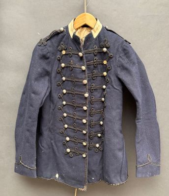 une veste militaire bleue avec des boutons dorés au col