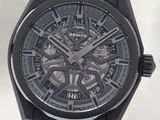 Gros plan sur une montre à cadran noir