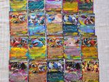 une pile de cartes pokemon posée sur une table