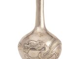 une image représentant un vase en argent orné d'un dragon