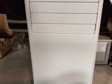 un ordinateur de bureau blanc posé sur une table