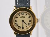 une image d'un gros plan d'une montre-bracelet avec des chiffres romains