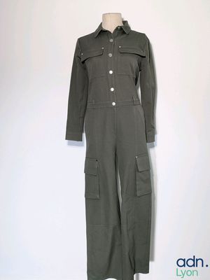 une photo d'une femme portant une combinaison vert militaire