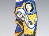 figurine en céramique représentant une femme tenant une guitare et un enfant