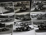 plusieurs photographies en noir et blanc d'anciennes voitures de course alignées les unes à côté des autres