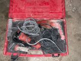 une caisse à outils rouge avec des outils sur le sol