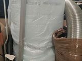 un gros tas de plastique emballé dans un entrepôt