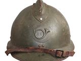 un vieux casque militaire muni d'une lanière en cuir, sur fond blanc