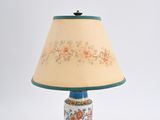 une lampe posée sur une table et munie d'un abat-jour