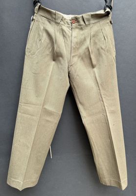 une photo d'un pantalon beige accroché au mur