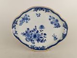 une assiette bleue et blanche ornée de fleurs bleues