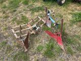 une charrue posée dans l'herbe