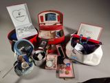 un grand nombre d'objets posés sur une table