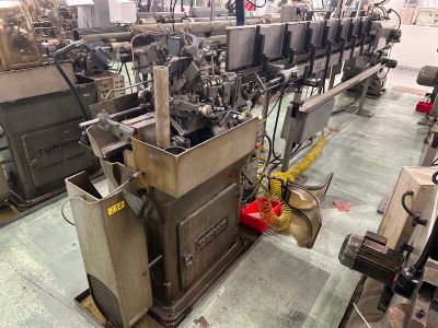 une machine placée au milieu d'une pièce