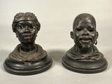 paire de bustines en bronze représentant des hommes africains, sur socles