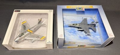 une boîte contenant une maquette d'avion de chasse