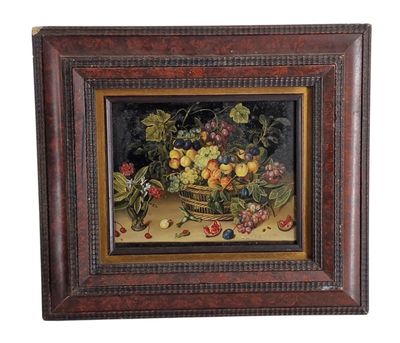 un tableau représentant un panier de fruits posé sur une table, avec un oiseau