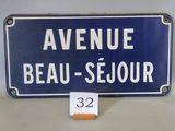 blue and white street sign with the words avenue beau sejour on it