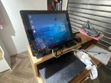 un ordinateur portable posé sur un bureau en bois dans une pièce