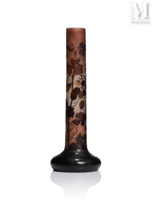 un vase avec un motif floral posé sur une table